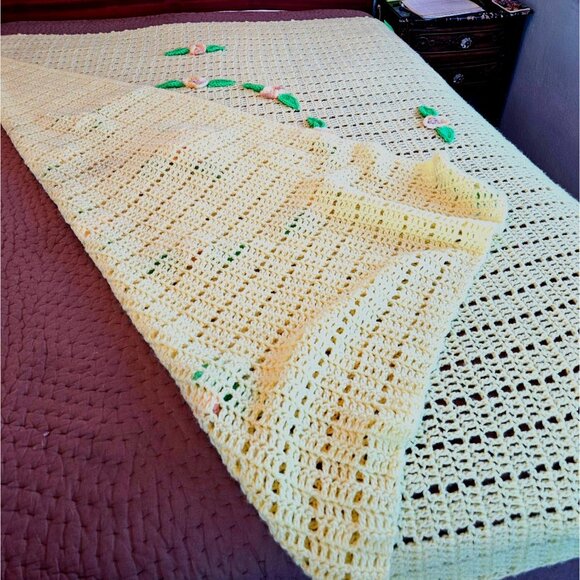 Vintage Crochet Yellow Floral Blanket Topper 70 x 80 Handmade Afghan & Flowers - Picture 6 of 13